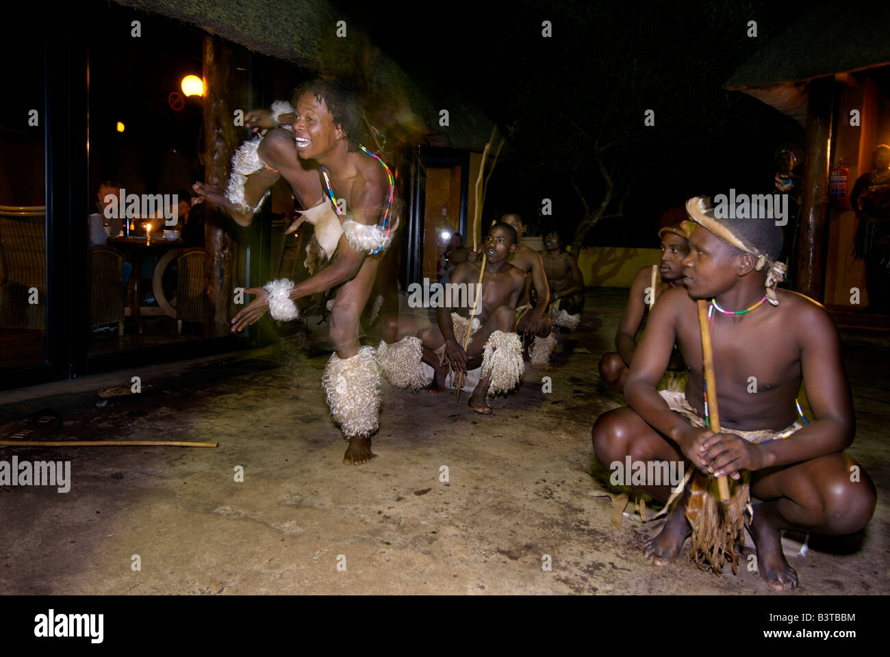 Afrika, Südafrika, KwaZulu Natal, Hluhluwe, Zulu Nyala Game Reserve, Zulu-Tänzer Stockfoto