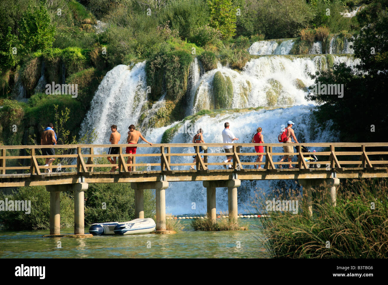 Wasserfall und Holzbrücke, Nationalpark Krka, Kroatien, Osteuropa Stockfoto