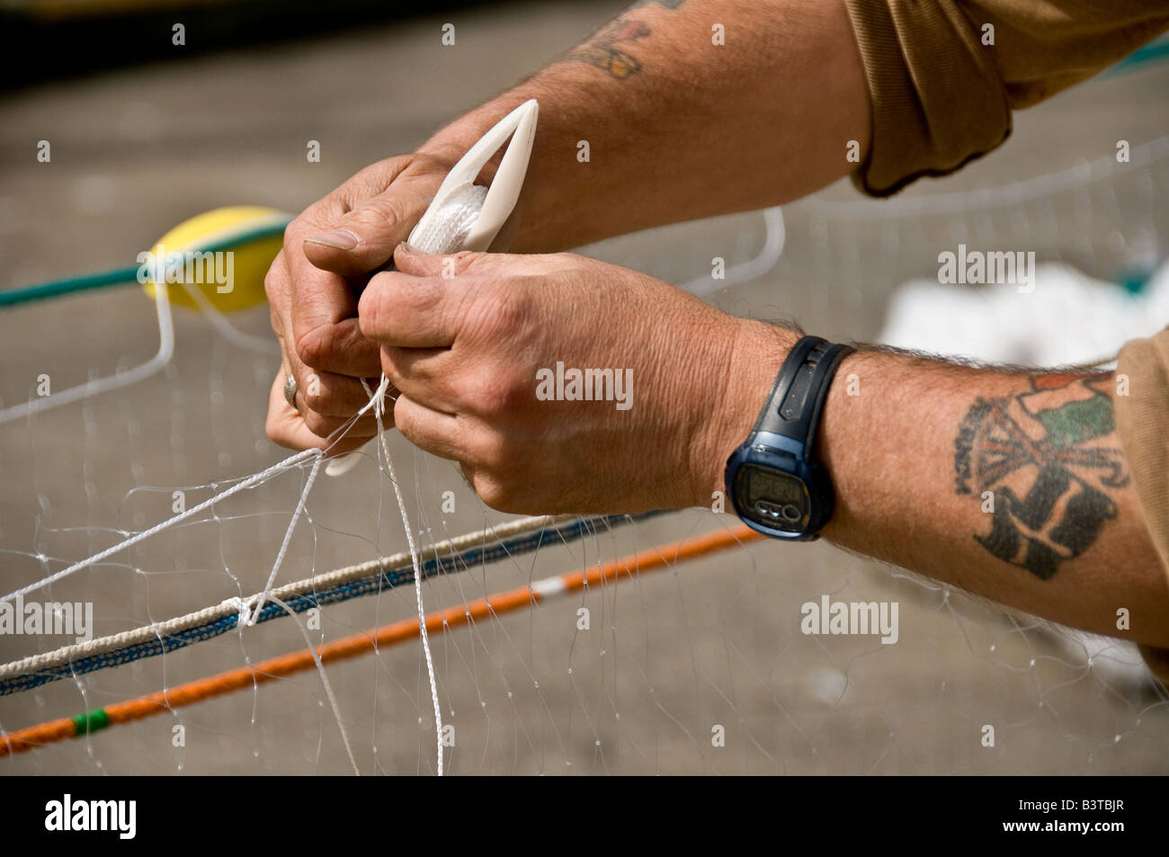 Ein Fischer Instandsetzung ein Fischernetz. Stockfoto