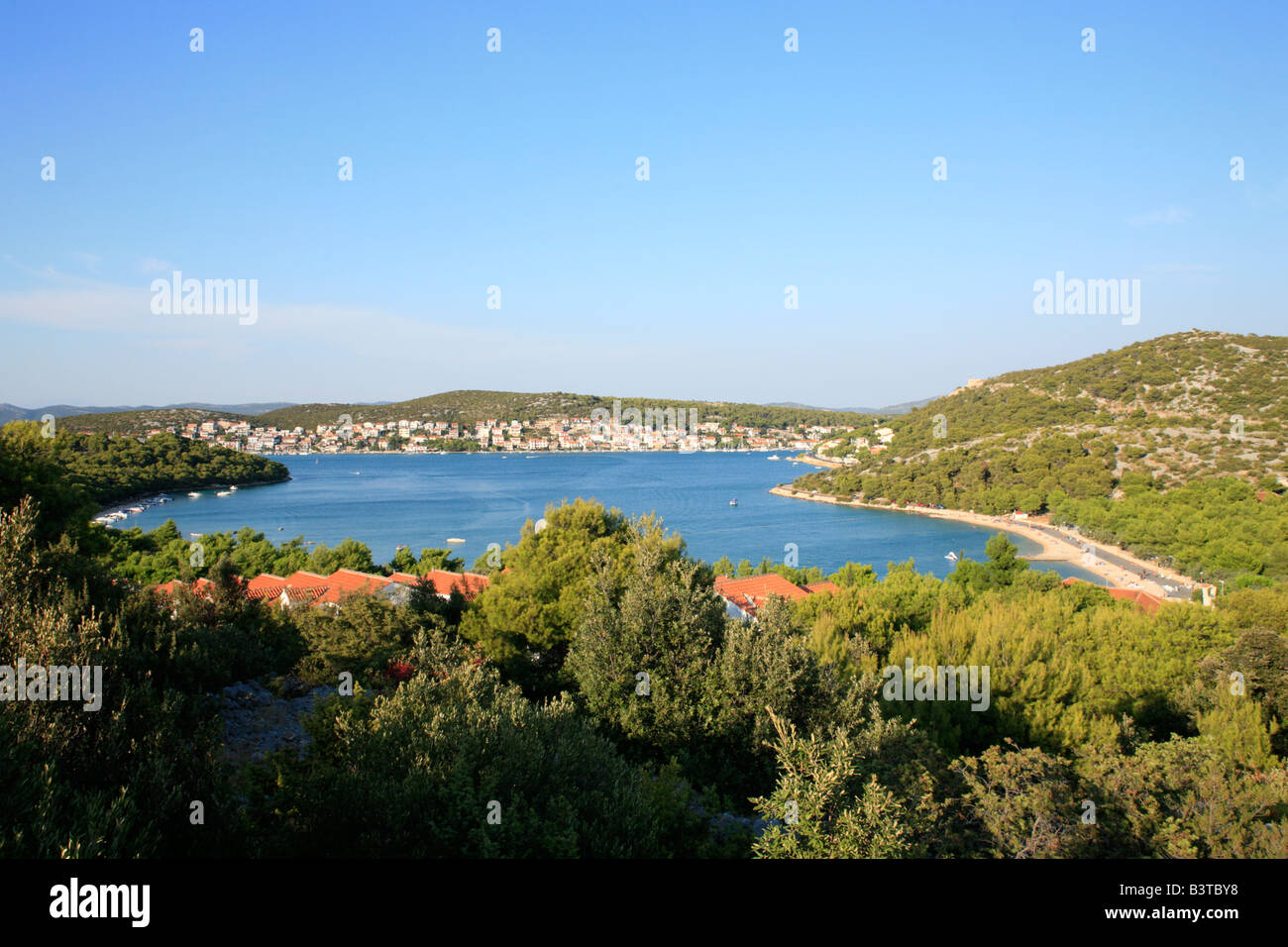 Panoramablick über die Bucht gegenüber Tisno, Murter Insel, Kroatien, Osteuropa Stockfoto