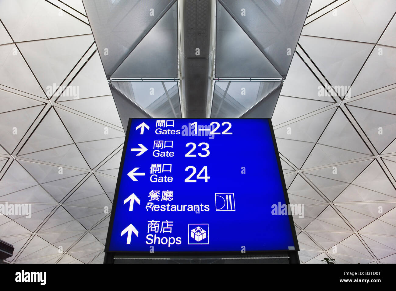 Flughafen Richtungen unterzeichnen, Hong Kong International Airport, Hong Kong spezielle Administrative Region von China. Stockfoto