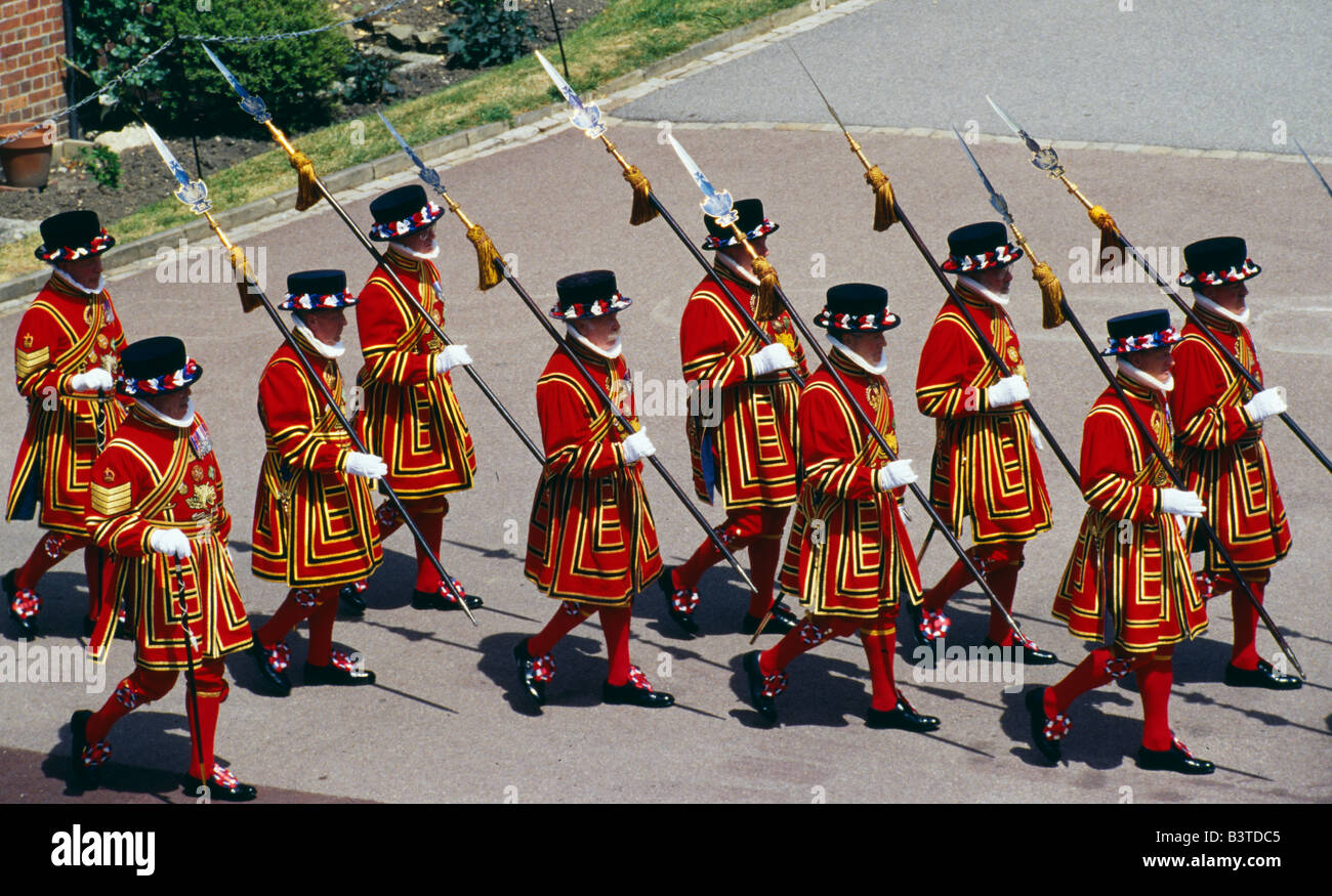 England, Berkshire, Windsor Castle. Die Yeoman Warders des Tower of London zu verarbeiten, während The Garter Zeremonie Stockfoto