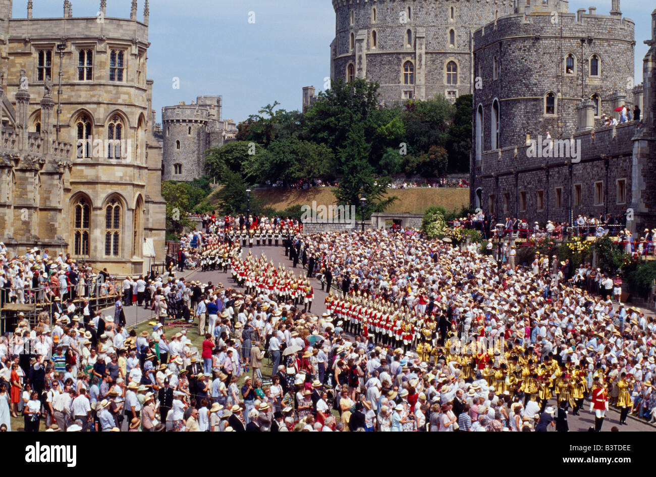 England, London, Windsor Castle. Band und Truppen der Household Cavalry nehmen ihre Position während der Zeremonie Strumpfband Stockfoto