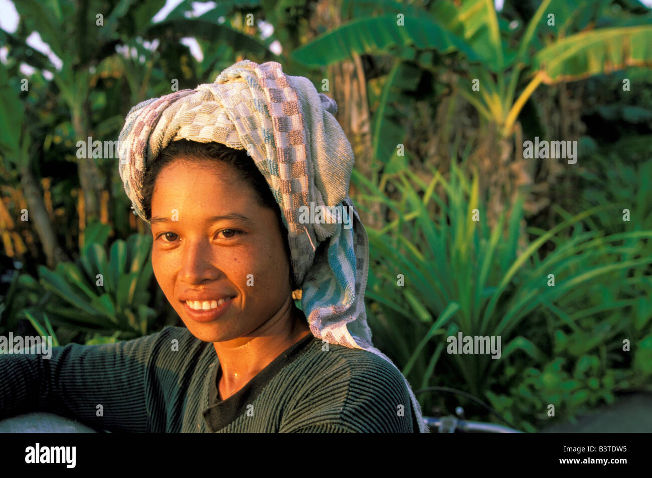 Ozeanien, Indonesien, Bali, Ujung. Wayan Sunanti nach getaner Arbeit in Reisfeldern. Stockfoto