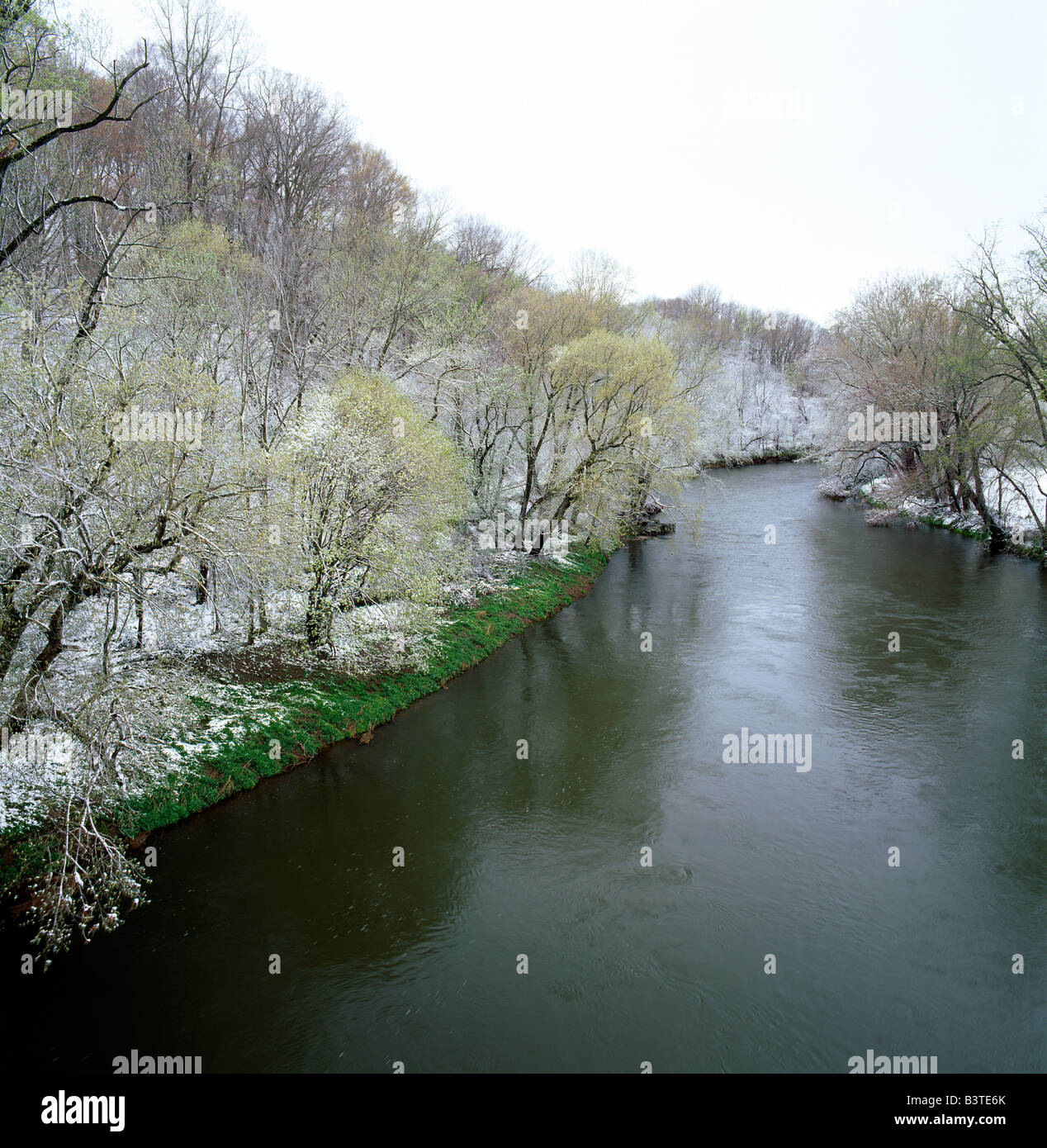 Beginn des Frühjahrs Schnee Stäube, die Flussufer und Bäume entlang des Brandywine River entlang RT 100, Chadds Ford, Pennsylvania, USA Stockfoto