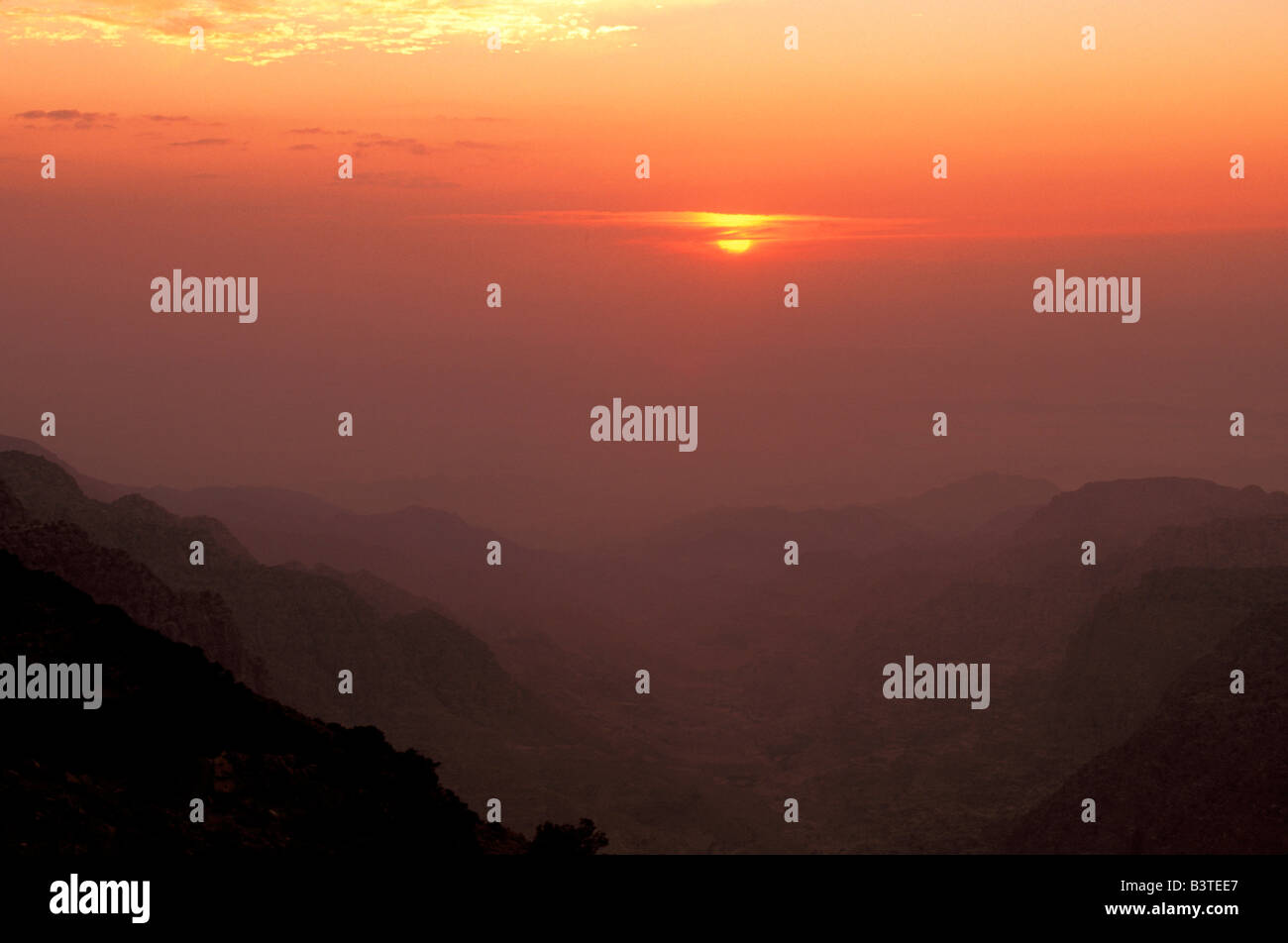 Asien, Jordan, Jerash. Sonnenuntergang über Wadi Rum. Stockfoto