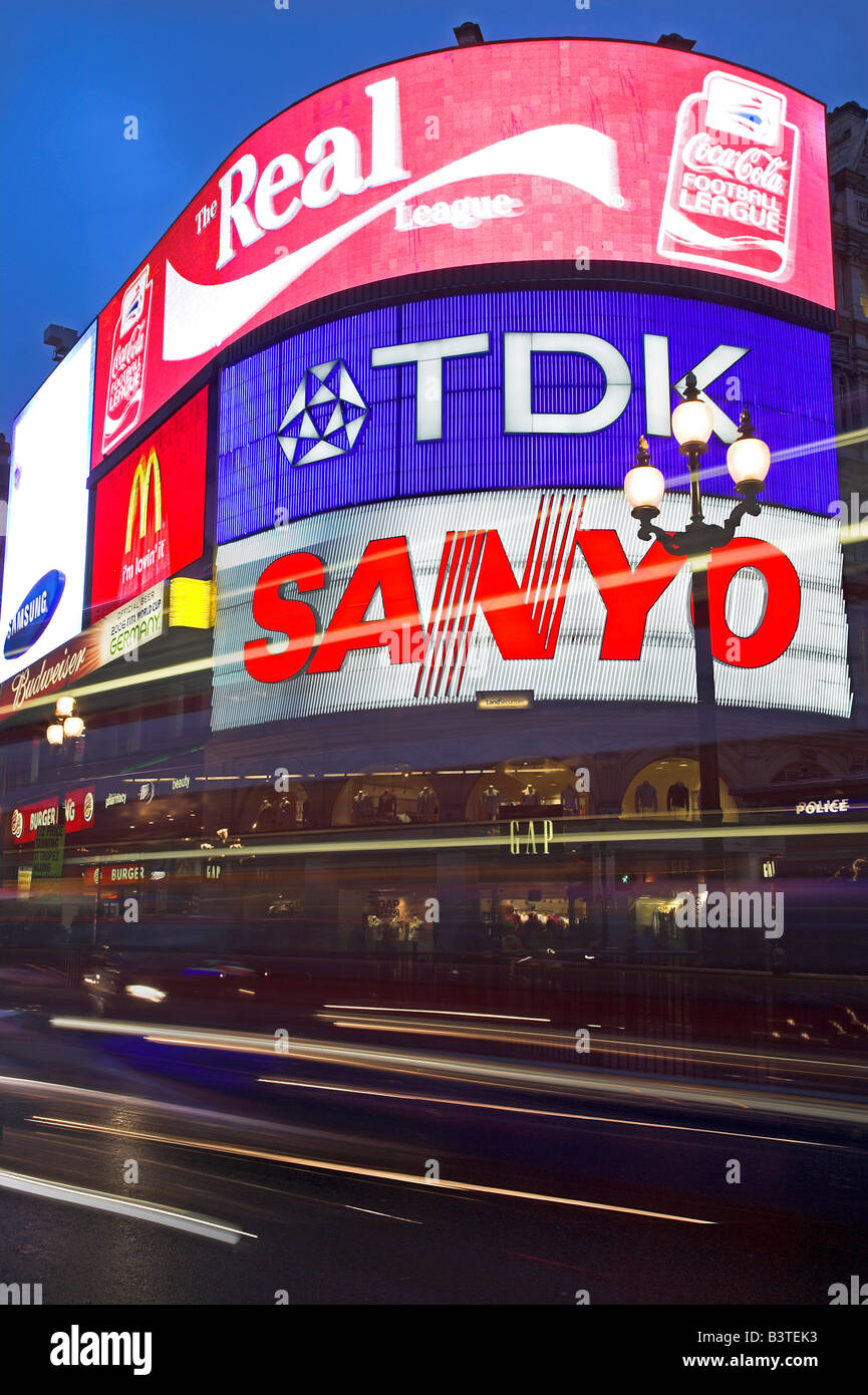 England, London. Piccadilly Circus bei Nacht. Im Jahre 1819 erbaut, ist es nun bekannt für seine Leuchtreklamen Stockfoto