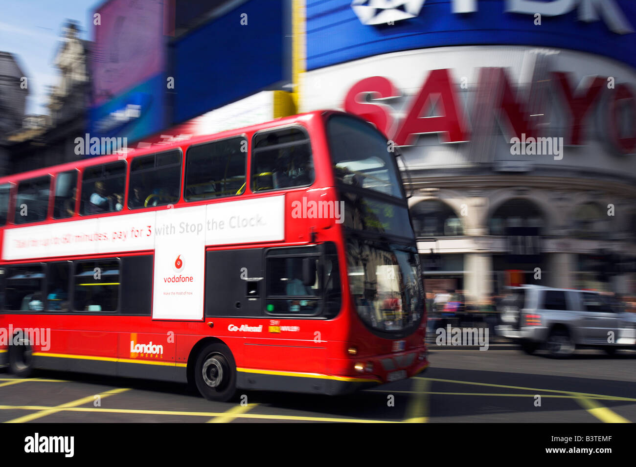 England, London. Einer von Londons berühmten Doppeldecker-Busse auf der Durchreise Piccadilly Circus im Herzen des West End. Im Jahre 1819 erbaut, ist es nun bekannt für seine Leuchtreklamen und der Shaftesbury-Gedenkbrunnen sowie Statue bekannt als "Eros", es von mehreren bekannten Gebäuden umgeben ist, einschließlich der London Pavilion und Criterion Theatre. Direkt unter das Plaza ist die Londoner U-Bahn Station Piccadilly Circus. Stockfoto