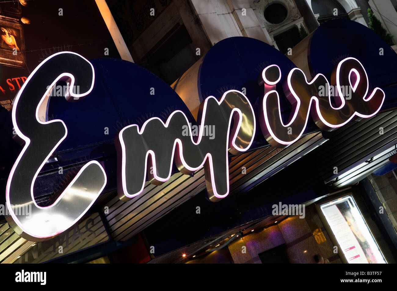 England, London, Leicester Square. Das Empire-Kino am Leicester Square, dem Herzen des West End. Stockfoto