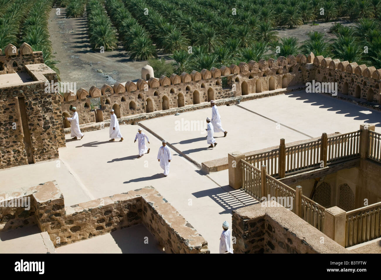 Oman, westlichen Hajar-Gebirge, Jabrin. Jabrin Castle / Fort, omanische Studenten auf Dach (NR) Stockfoto