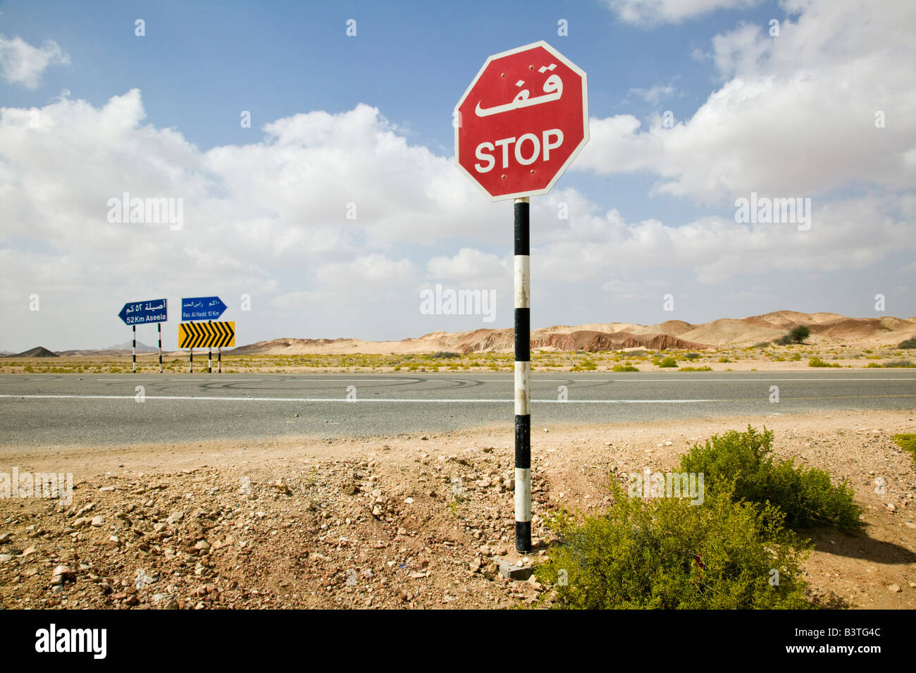 Oman, Sharqiya Region, Ad Daffah. Stop-Schild entlang Eastern Highway Stockfoto