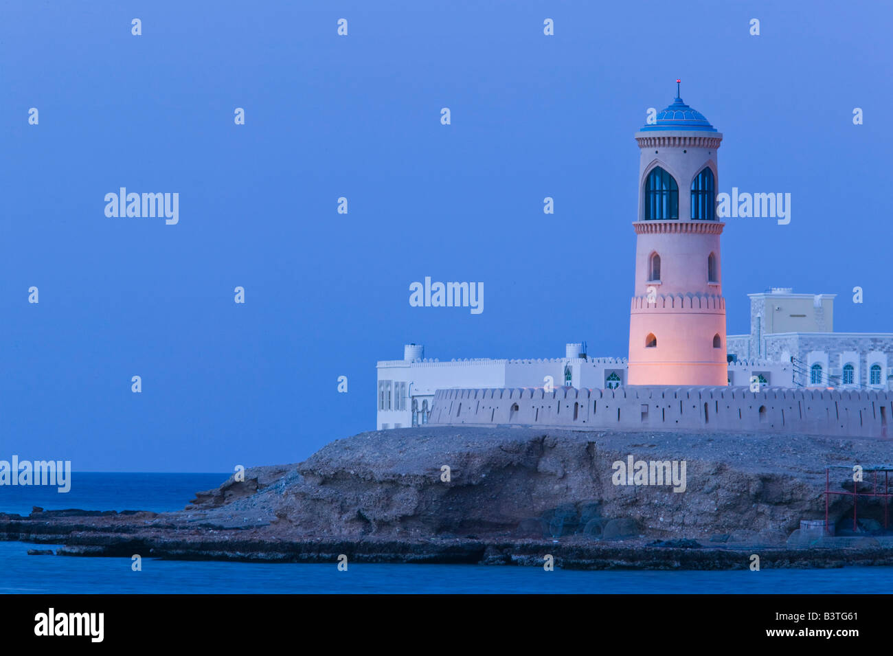 Oman, Sharqiya Region, sur Ayajh Stadt, Blick auf Sur Leuchtturm / Abend Stockfoto