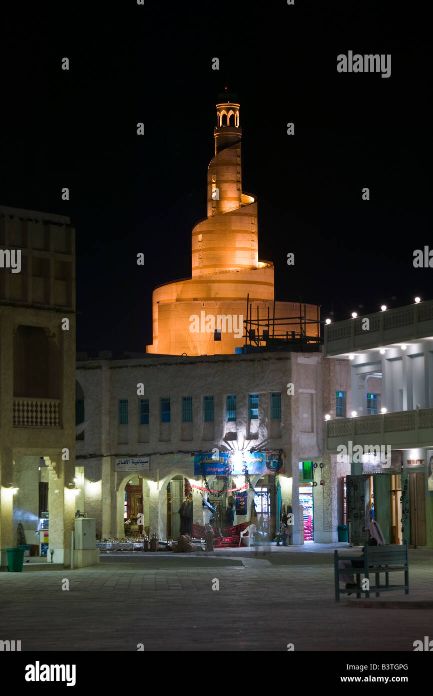 Katar, Ad-Dawhah, Doha. KDF (Kassem Darwish Fakhroo) islamische Zentrum überragen Souk Waqif / Abend Stockfoto