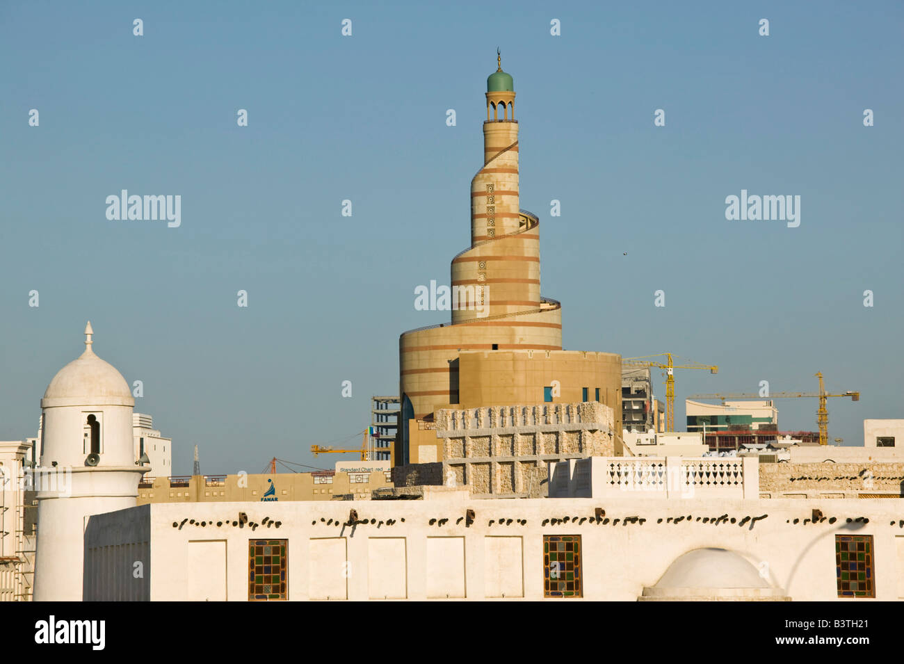 Katar, Ad-Dawhah, Doha. KDF (Kassem Darwish Fakhroo) islamischen Center Tower / späten Nachmittag Stockfoto