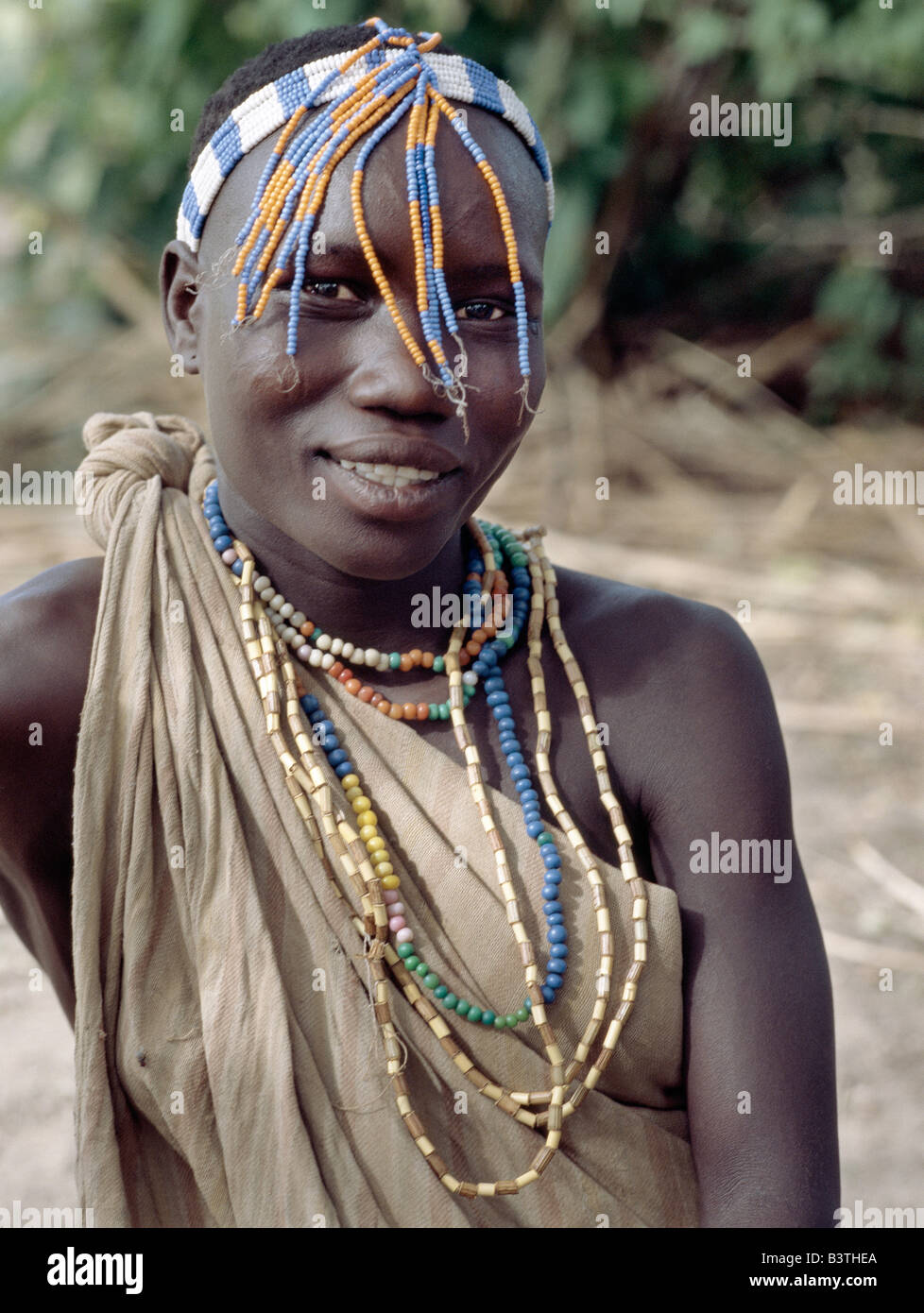 Tansania, Arusha, Lake Eyasi. Ein Hadza Mädchen tragen ein Perlen