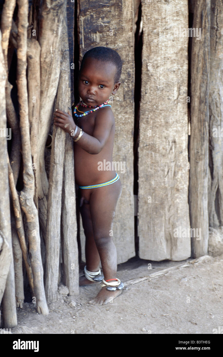 Tansania, Arusha, Lake Eyasi. Ein Datog junge gekleidet in Perlen. Die Metallschellen um seine Knöchel getragen sicherstellen, dass er nicht weit von zu Hause ohne seine Mutter oder ein anderes Mitglied der Familie, die ihn hören wandern. Die Datog (ihren Maasai Nachbarn als die Mang'ati und der Iraqw als Babaraig bekannt) Leben im Norden von Tansania und sind vor allem Hirten. Stockfoto