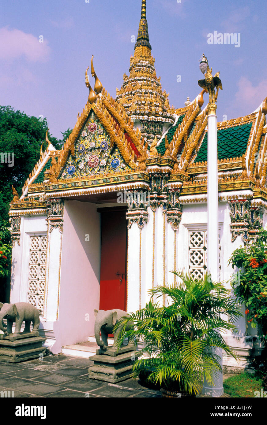 Asien, Thailand, Bangkok. Großer Palast, Tempel-Tor mit Elefantenstatuen. Stockfoto