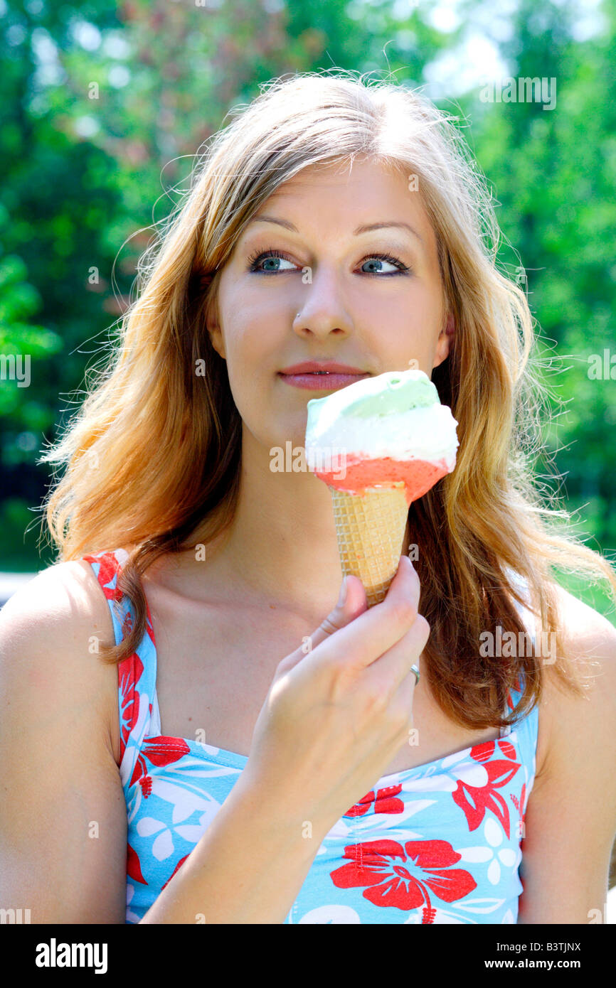 Junge Frau mit einem cookie Stockfoto