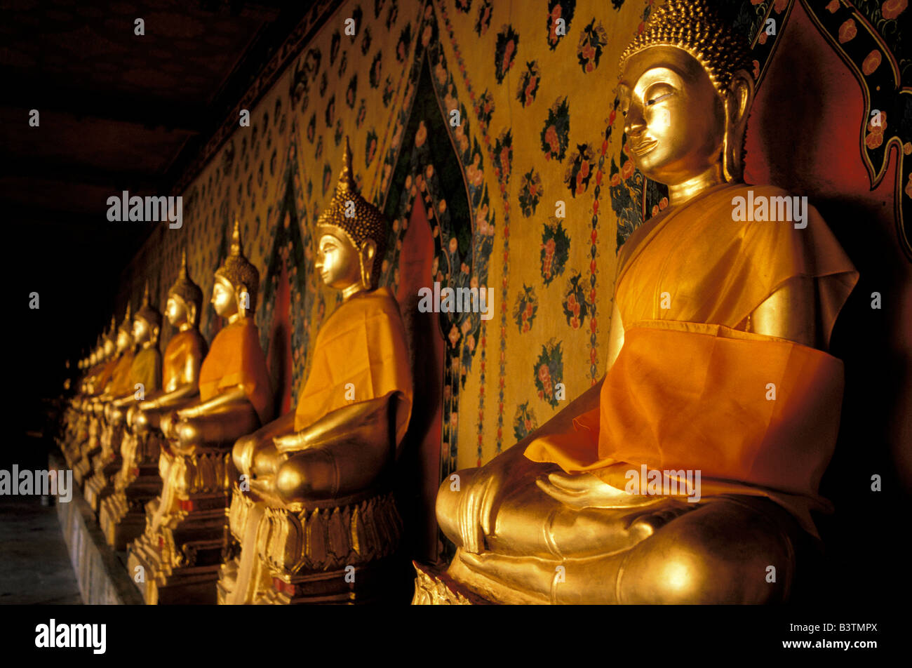 Asien, Thailand, Bangkok. Wat Arun (Tempel der Morgenröte), Galerie des goldenen Buddhas. Stockfoto