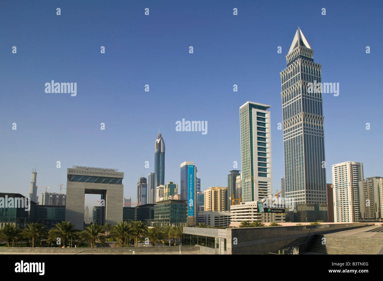 Vereinigte Arabische Emirate, Dubai, Dubai City. Turm-Up Gebäude und Sheik Zayed Road Hochhäuser Stockfoto