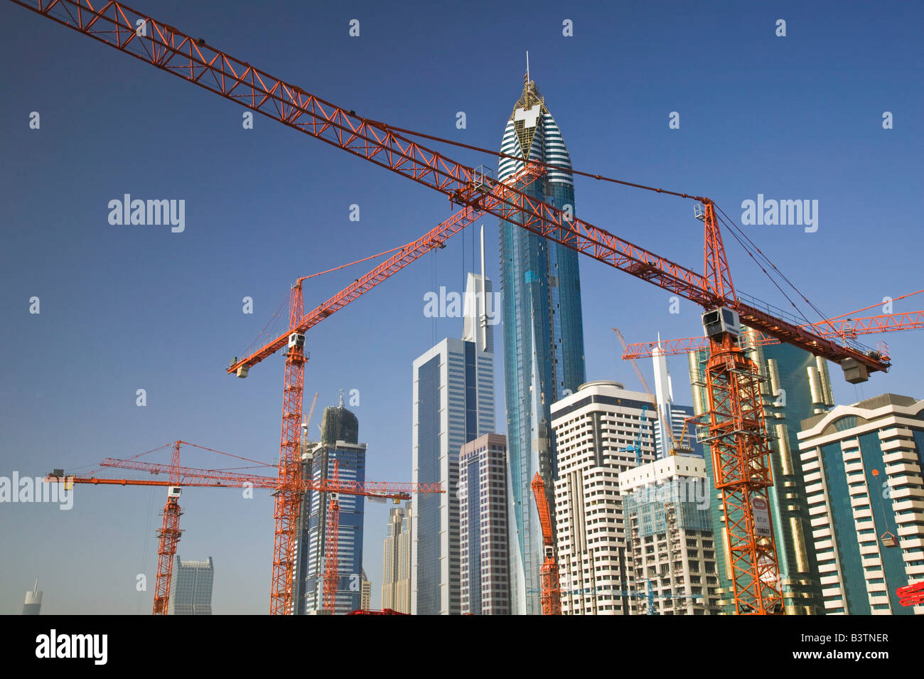 Vereinigte Arabische Emirate, Dubai, Dubai City. Sheik Zayed Road Hochhäuser und Neubau Stockfoto