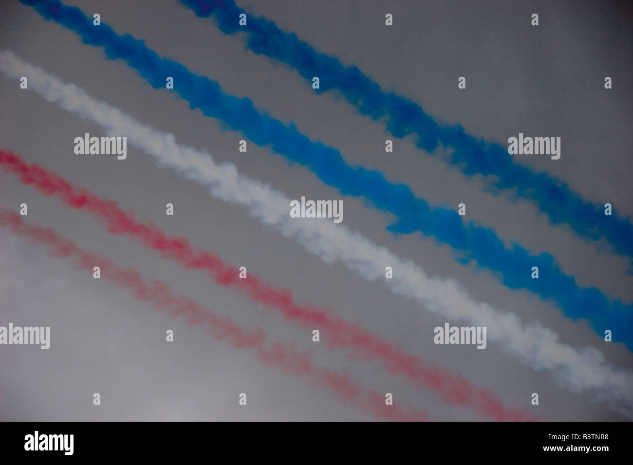 Rauch Wanderwege links Kraft hinter durch Flugzeuge der Royal Air Kunstflugstaffel der Red Arrows während ihrer Anzeige über Clacton Ess Stockfoto