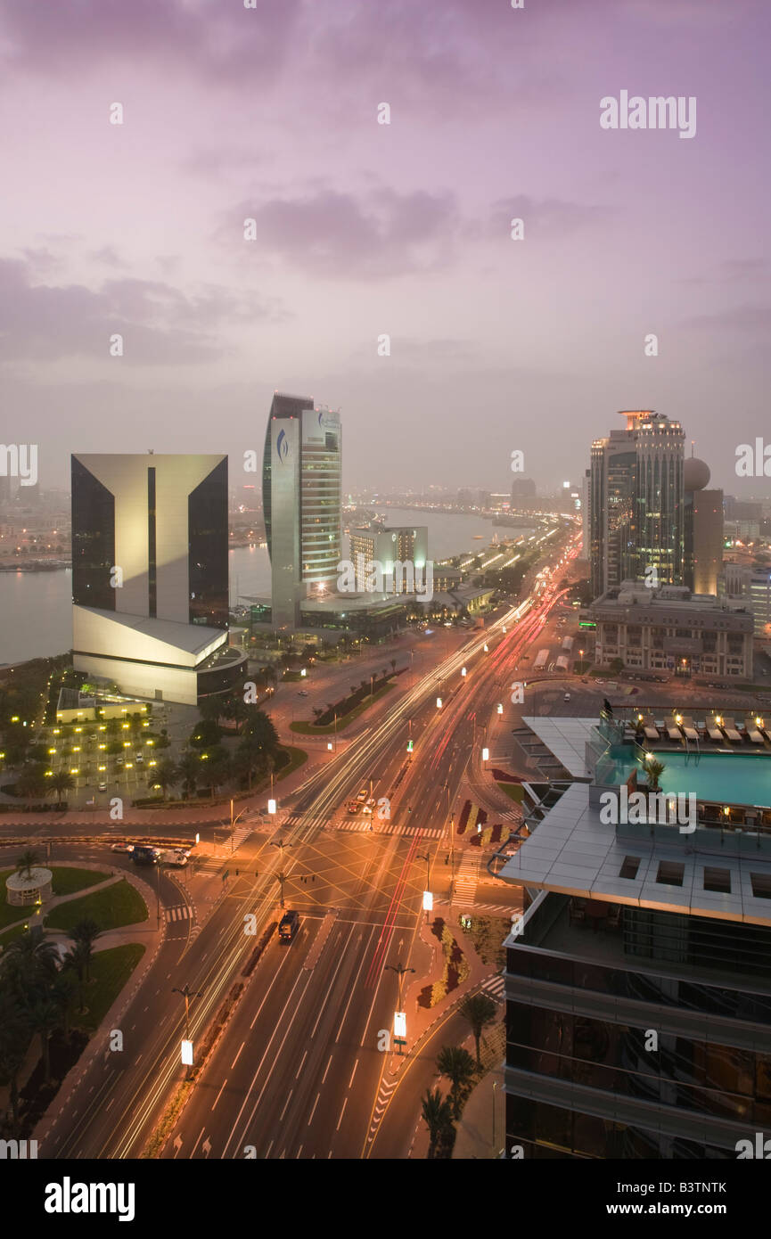 Vereinigte Arabische Emirate, Dubai, Deira. Luftaufnahme von Deira Gebäuden entlang der Dubai Creek und Baniyas Straße / Dämmerung Stockfoto