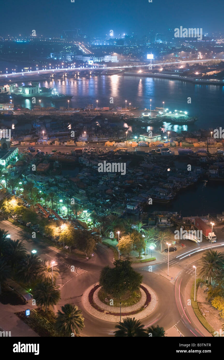 Vereinigte Arabische Emirate, Dubai, Deira. Luftaufnahme der Dhow Werften / Abend Stockfoto