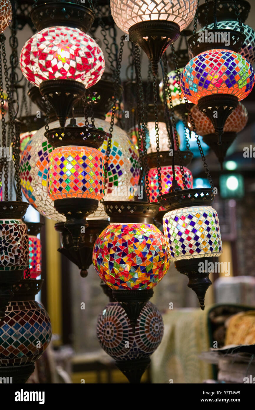Vereinigte Arabische Emirate, Dubai, Umm Suqeim. Madinat Jumeirah Komplex-arabischen Lampen einkaufen Stockfoto
