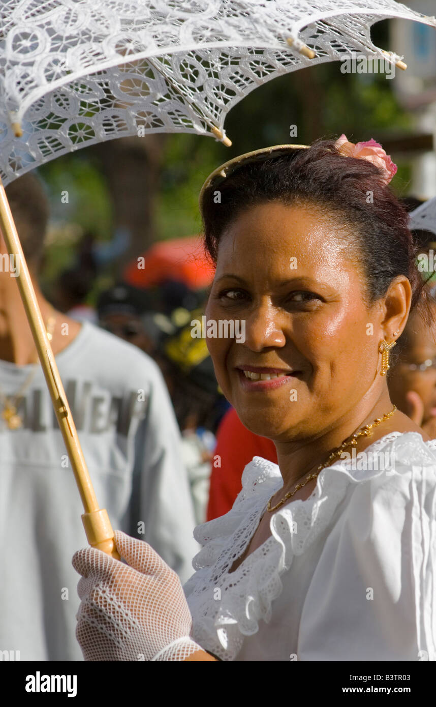 MARTINIQUE. Französische Antillen. West Indies. Fort-de-France. Frau im kolonialen Kleid Parade während des Karnevals. Stockfoto