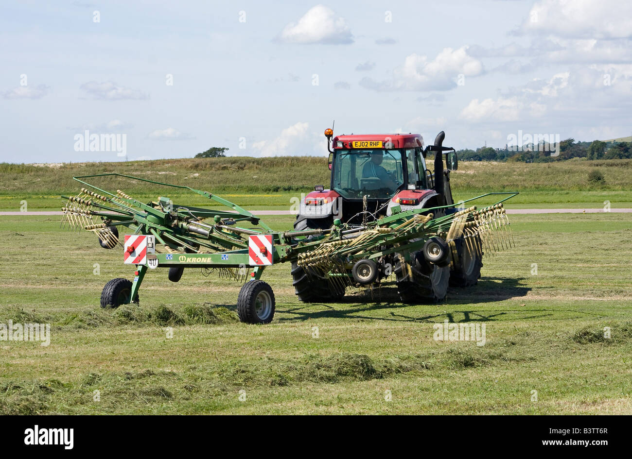 Krone Rotary Grass Cutter in Aktion auf dem Flugplatz am Shoreham Airport, West Sussex, England, UK Stockfoto