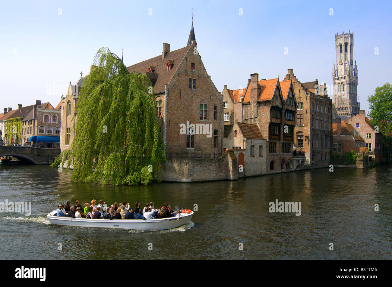 Europa, Belgien, West-Vlaanderen, Brügge, Brügge, Touristen fahren Kanal Eber entlang dem Fluss Dijver Stockfoto