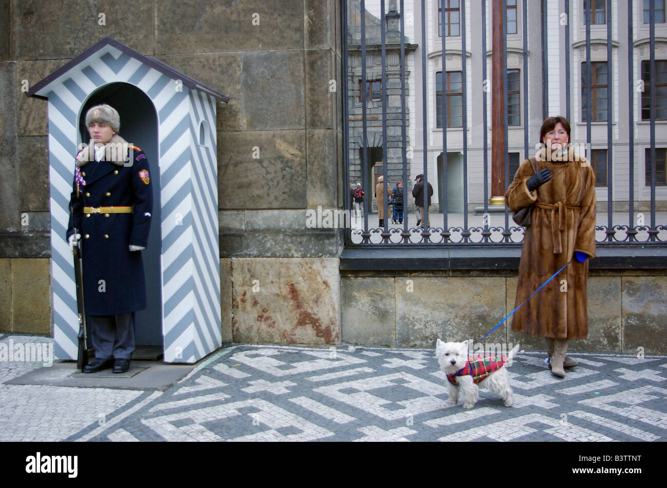 Europa, Tschechische Republik, Prag, Zeremoniell Wache am Prager Burg Tor und Frau im Pelzmantel mit Hund in tartan Stockfoto
