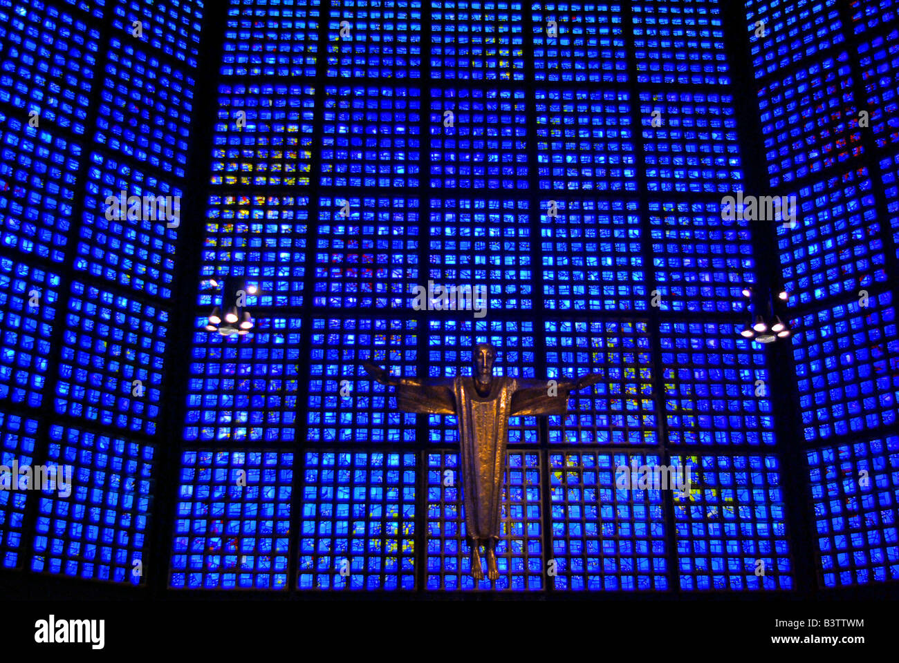 Europa, Deutschland, Berlin, blaue Buntglas-Innenraum des Kaiser-Wilhelm-Gedachtnis-Kirche (Kaiser-Wilhelm-Gedächtnis-Kirche) Stockfoto