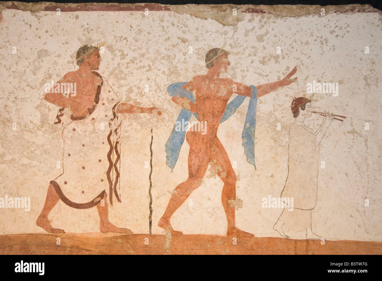 Europa, Italien, Kampanien, Paestum. Darstellung von zwei Männern und Flötist am Wandbild Fragment aus dem Grab des Tauchers. Stockfoto