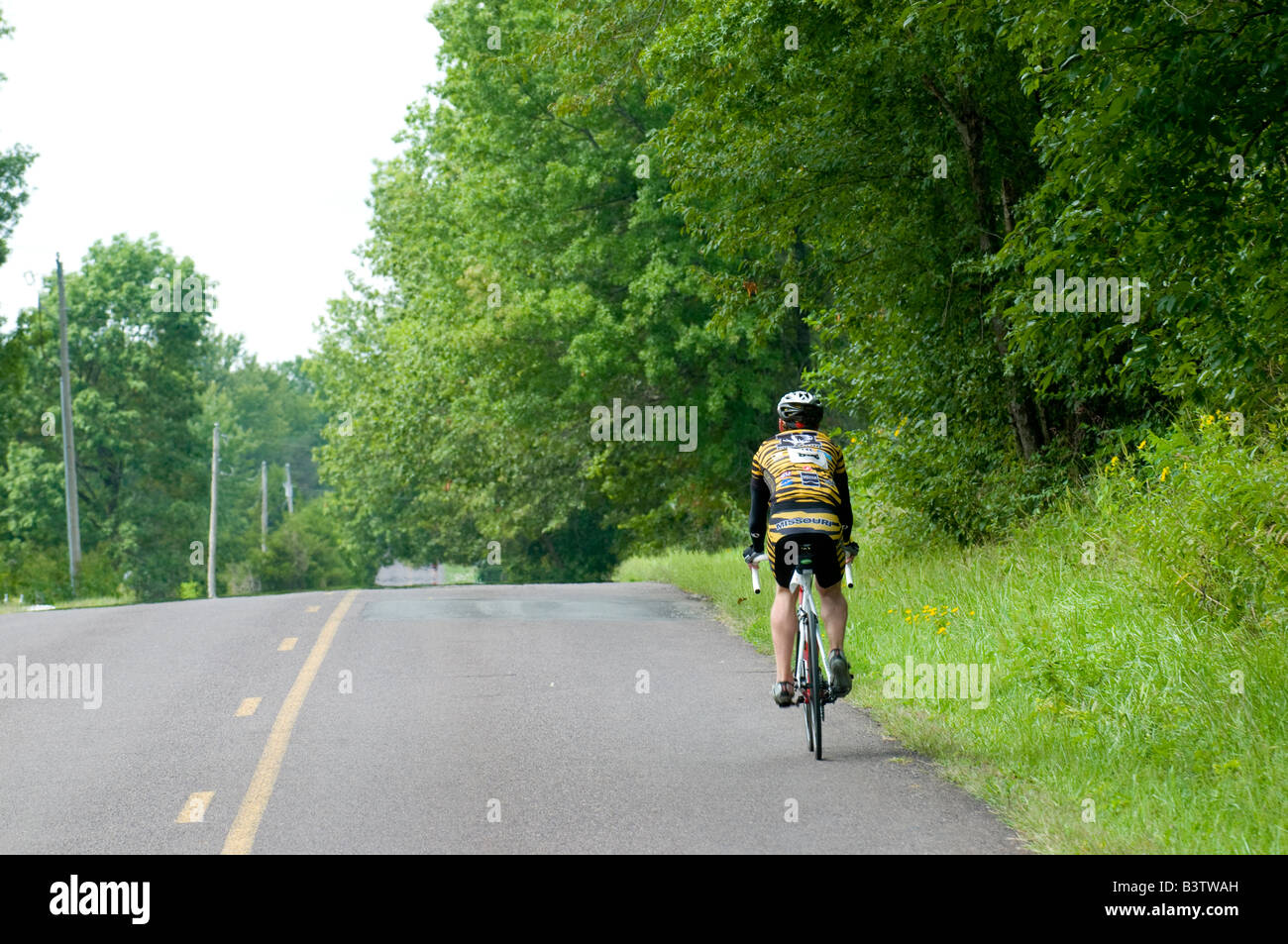 Einsame Radfahrer zieht aus der Packung während der Rennen, Missouri. Stockfoto