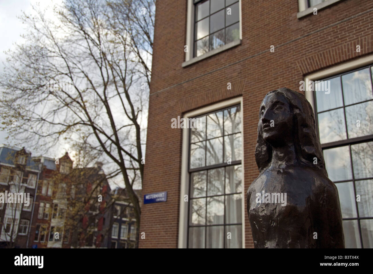 Europa, Niederlande (aka Holland), Amsterdam. Anne Frank Haus & Museum. Statue von Anne Frank. Stockfoto