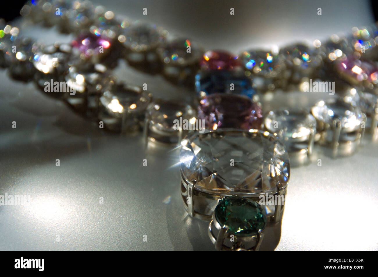 Niederlande (aka Holland), Amsterdam. Diamantenmuseum (aka Diamant Museum).  Große Kette mit farbigen Diamanten Stockfotografie - Alamy