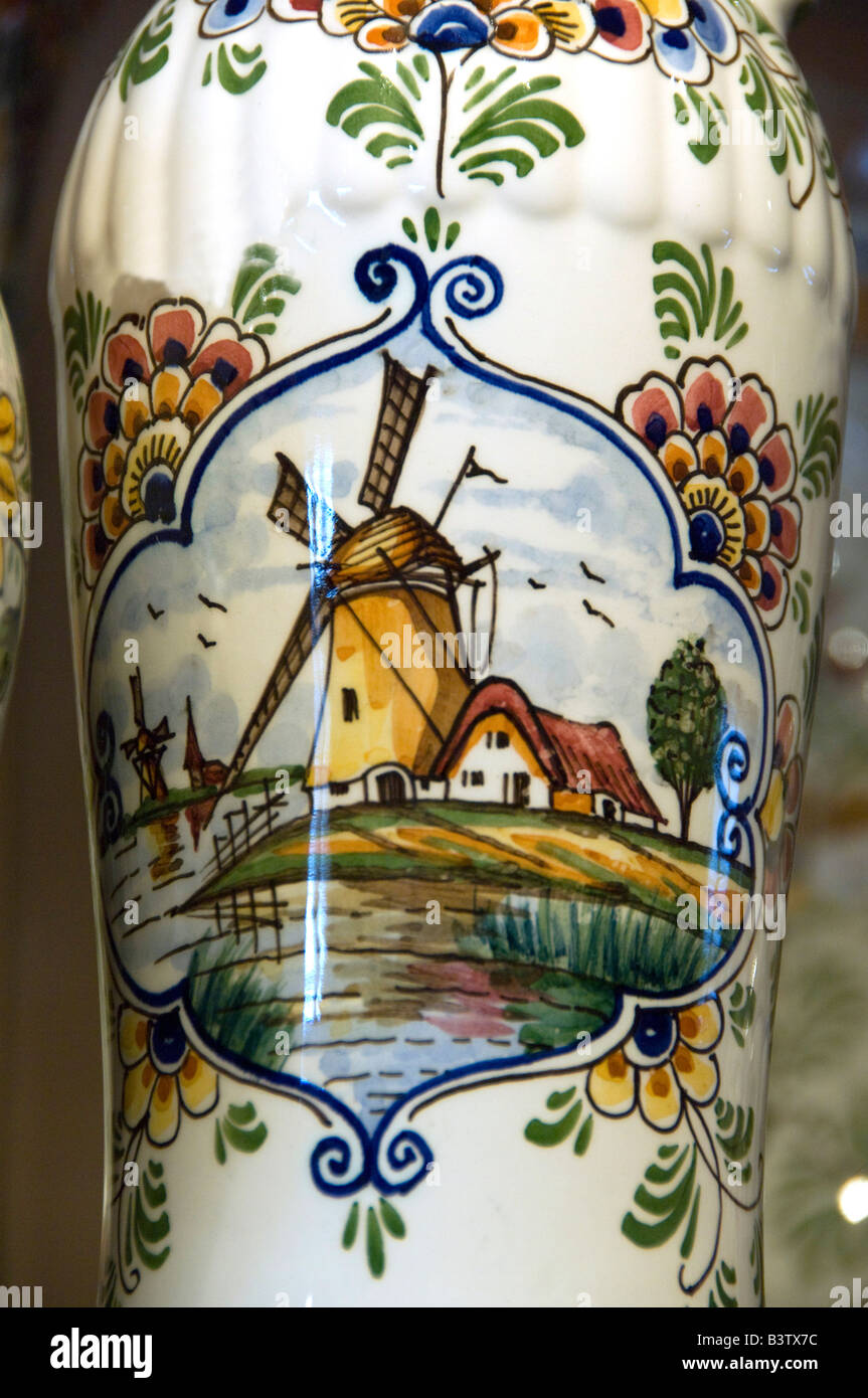 Europa, Niederlande (aka Holland), Delft. Manufaktur Royal Delft seit 1653. Delfter Keramik Shop. Stockfoto