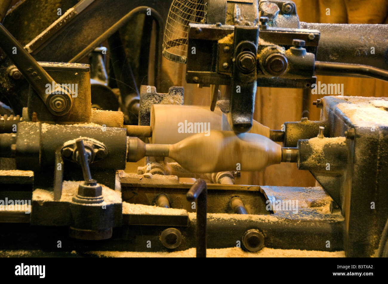 Niederlande (aka Holland), Zaandam. Zaanse Schans, Wooden Shoe Museum, Schuhherstellung Demonstration mit modernen Maschinen. Stockfoto