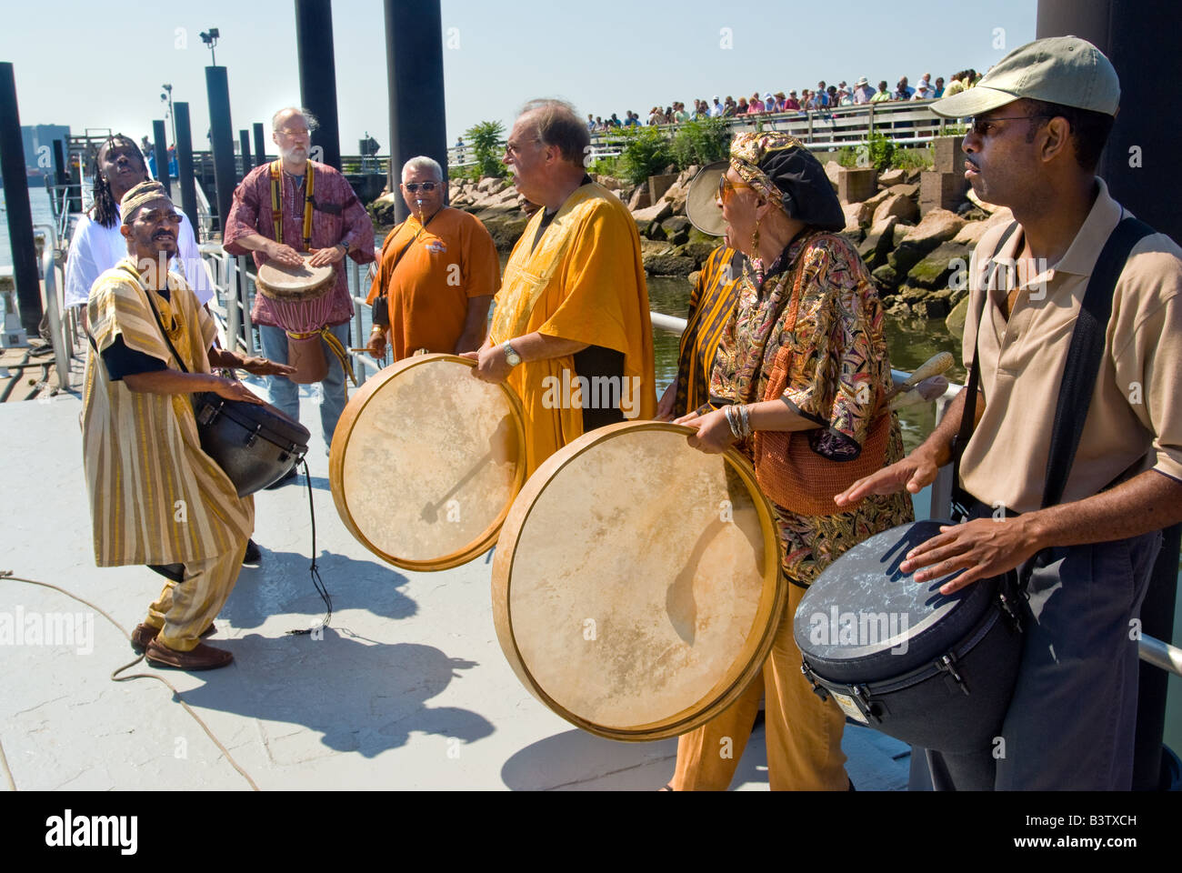 Afrikanische Trommler spielen traditionelle afrikanische Volkslieder als die Amistad Sklave Schiff Replik nach New Haven CT USA kehrt zurück Stockfoto