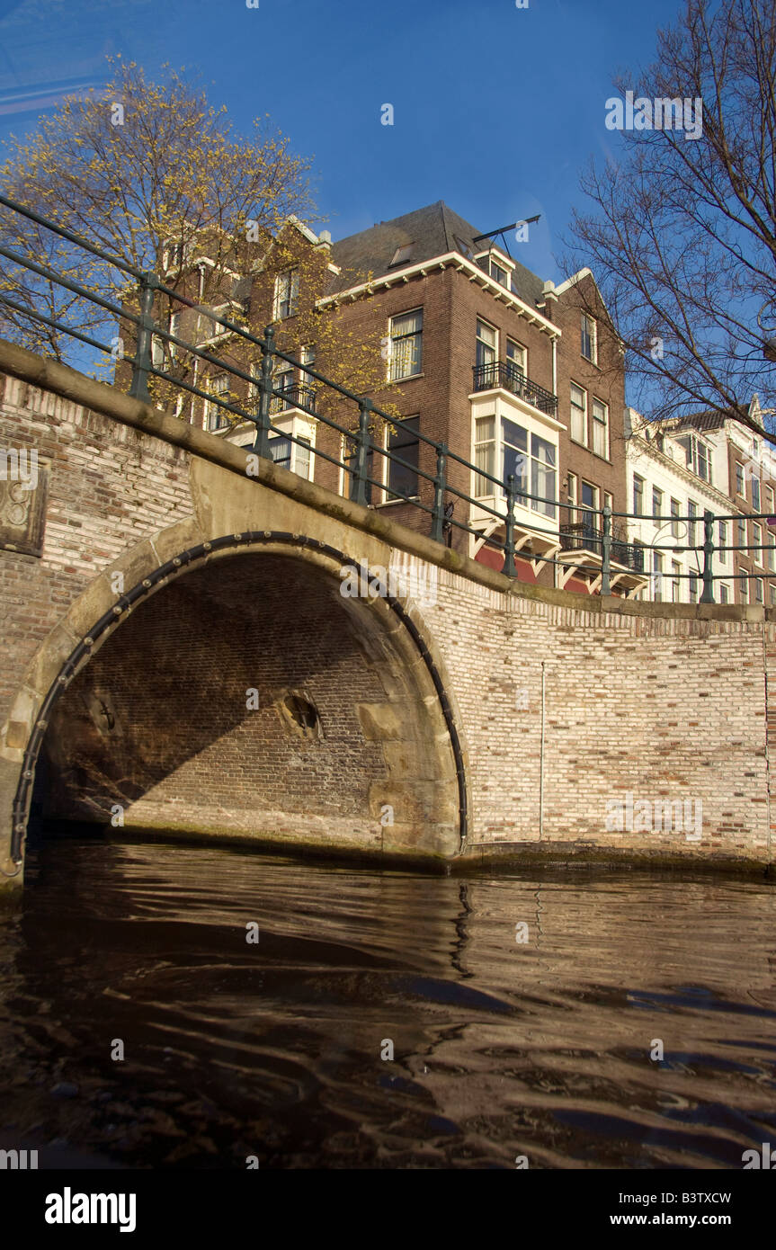 Europa, Niederlande (aka Holland), Amsterdam. Kanalbrücke. Stockfoto