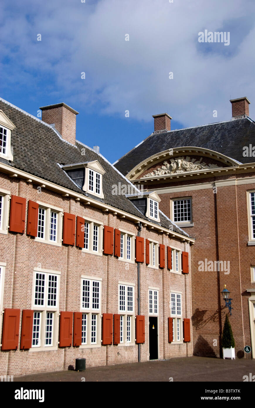 Niederlande (aka Holland), Apeldoorn in der Nähe von Arnheim. National Museum Paleis Het Loo (aka Het Loo Palace). West Wing Eingang. Stockfoto