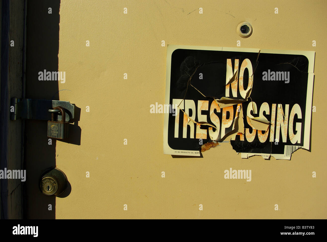 Eine alte "No Trespassing" Zeichen ist dabei an einer Tür auseinander fallen Stockfoto