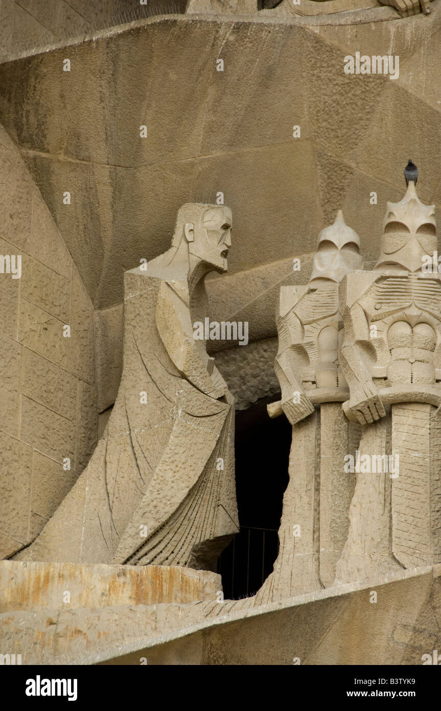 Spanien, Barcelona. Gaudis La Sagrada Familia, Leidenschaft Fassade Detail. Abbild von Gaudi (ganz links) von Josep Maria Subirachs getan. Stockfoto