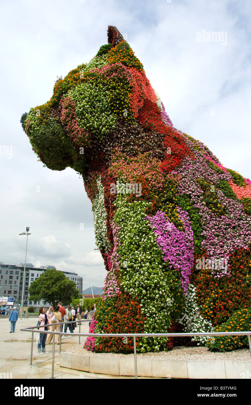 Spanien, Bilbao. Guggenheim-Museum. Jeff Koons lebende Statue einer Blume bedeckt Welpen. Stockfoto