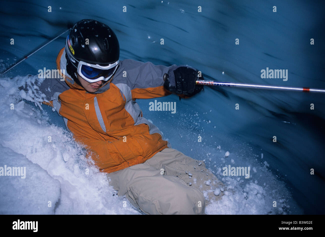 Ein Skifahrer schnitzt durch einen Eistunnel Höhle Stockfoto