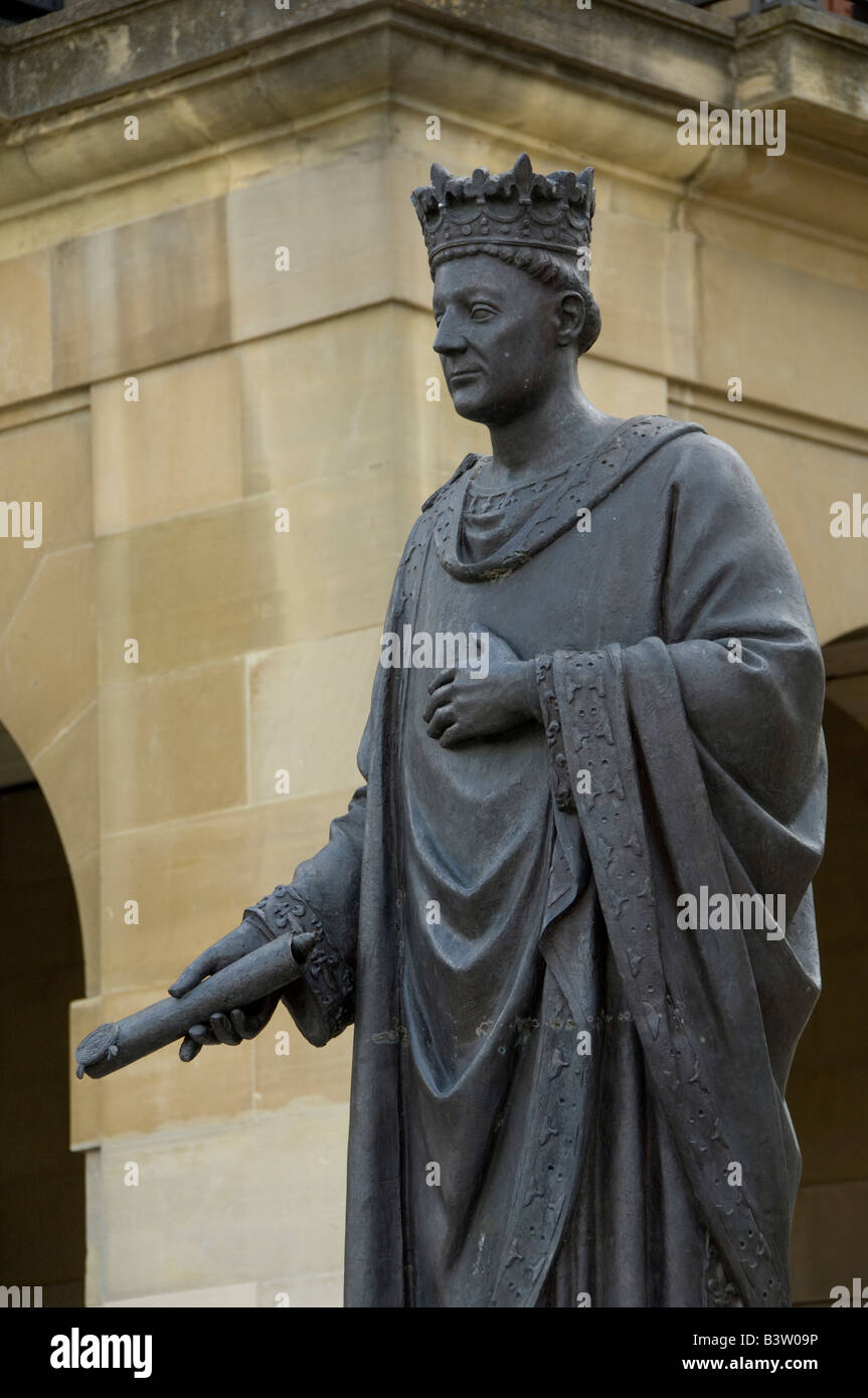Spanien, Pamplona (aka Iruña). Plaza del Castillo, Charles III-Statue. Stockfoto