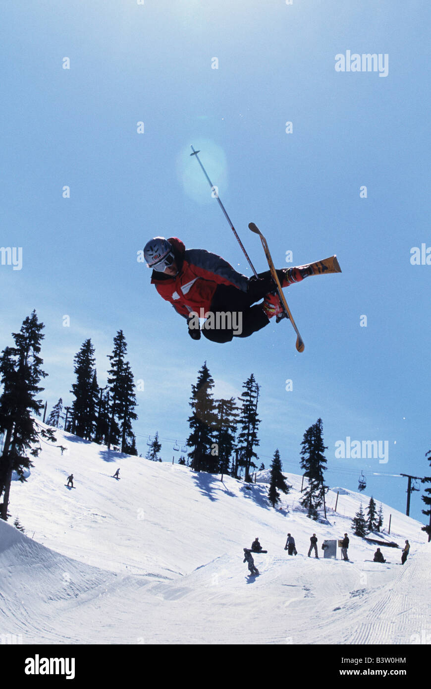 Ein Skifahrer Dosis einen mute Grab in der half-pipe Stockfoto