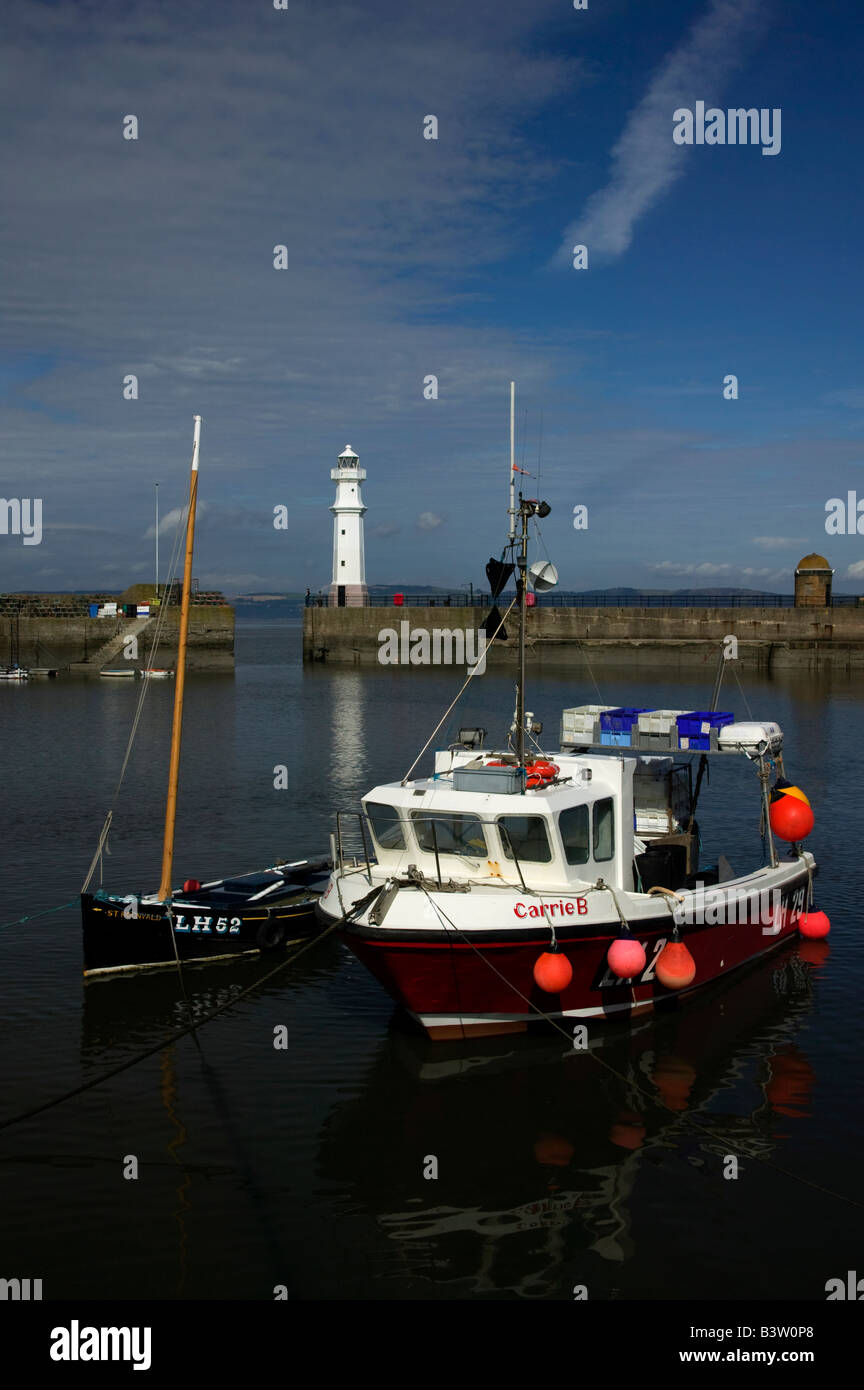 Angelboot/Fischerboot vor Anker im Hafen von Newhaven mit Leuchtturm im Hintergrund, Edinburgh, Scotland, UK, Europa Stockfoto